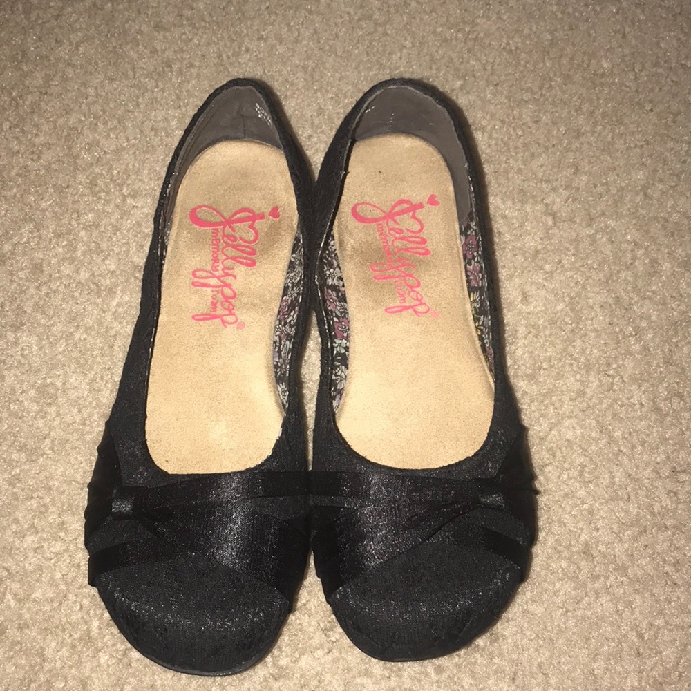 Black lacy flats
